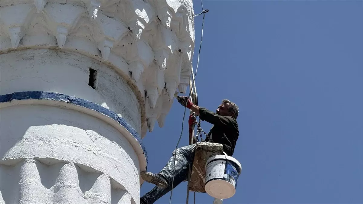 Çanakkale'nin 'Örümcek Adamı' Minareleri Tamir Ediyor