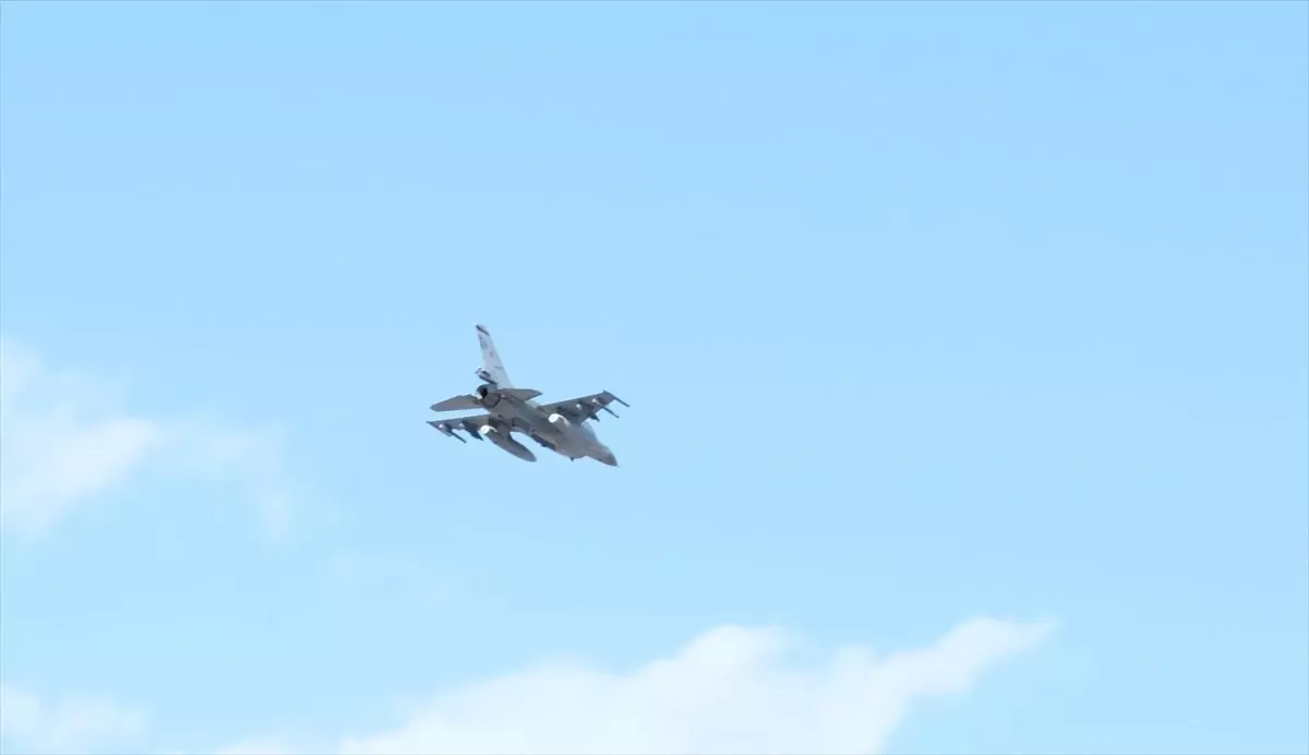 Çankırı'da 4. Uluslararası Tuz Festivali'nde F-16 Gösteri Uçuşu