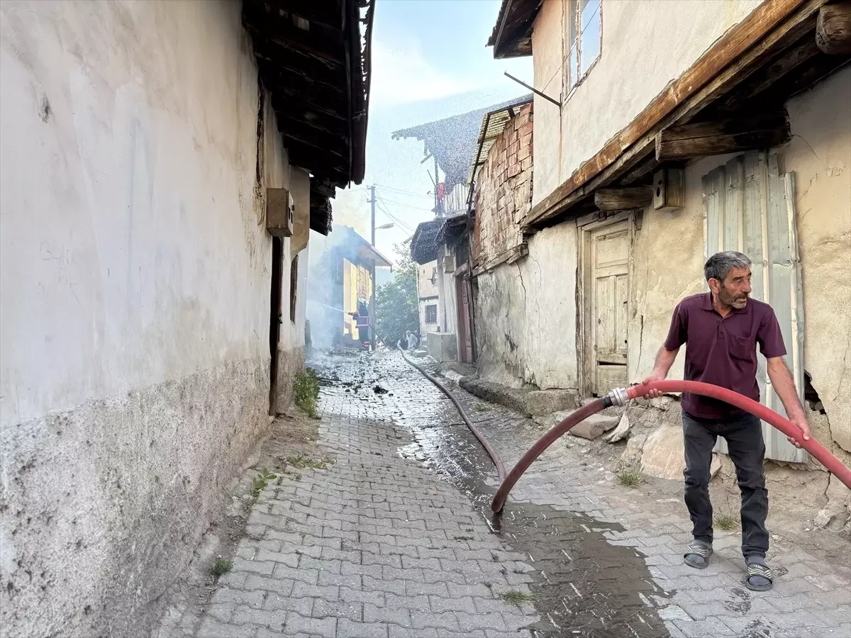 Çankırı'da Metruk Evde Yangın Çıktı