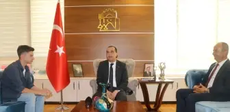 Çankırı'da rüzgarda ters dönen Türk bayraklarını düzelten çocuk, Valilik makamında ağırlandı