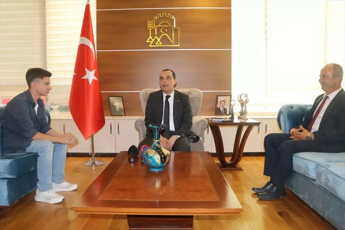 Çankırı'da rüzgarda ters dönen Türk bayraklarını düzelten çocuk, Valilik makamında ağırlandı