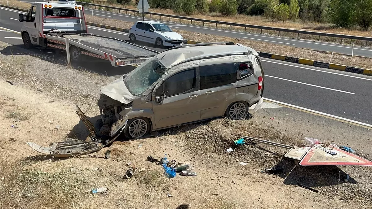 Çerkeş'te Hafif Ticari Araç Şarampole Devrildi: 4 Yaralı