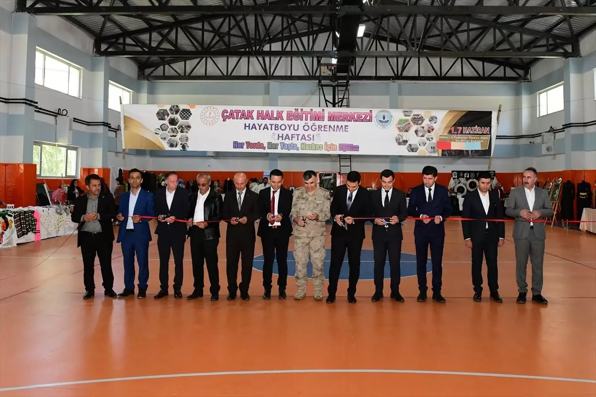 Çatak'ta Hayat Boyu Öğrenme Haftası Kapsamında Sergi Düzenlendi
