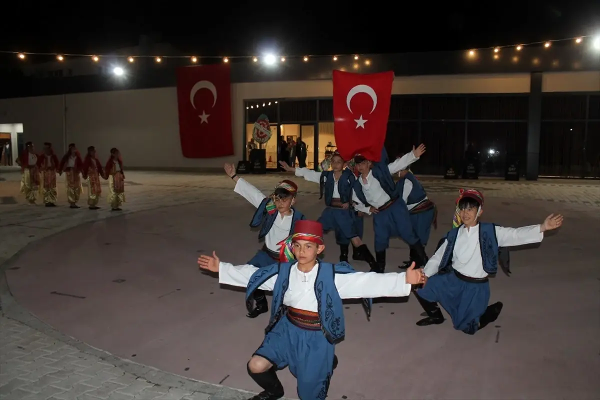 Pazarağaç'ta 'Anadolu'nun Ayak İzleri' Halk Oyunları Gösterisi Yapıldı