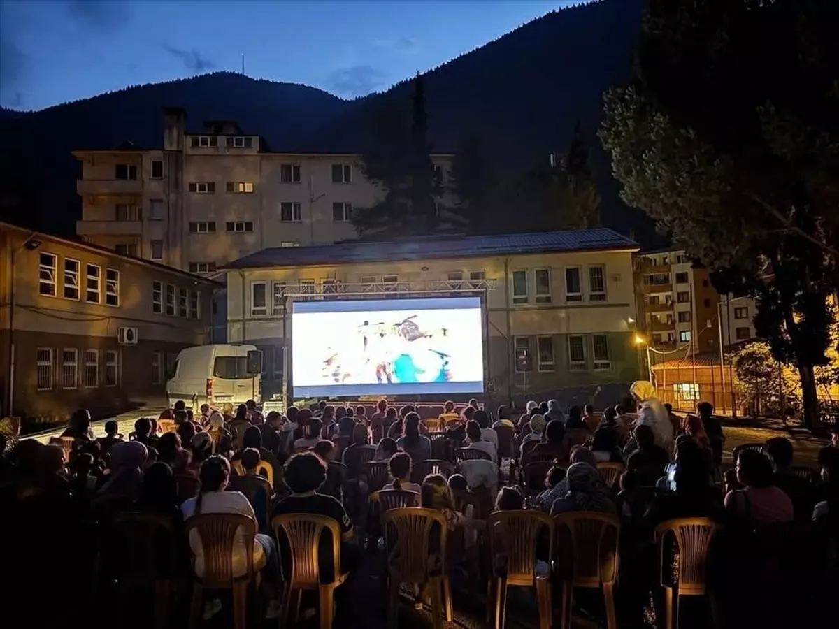 Çaykara'da Yazlık Sinema Günü Etkinliği