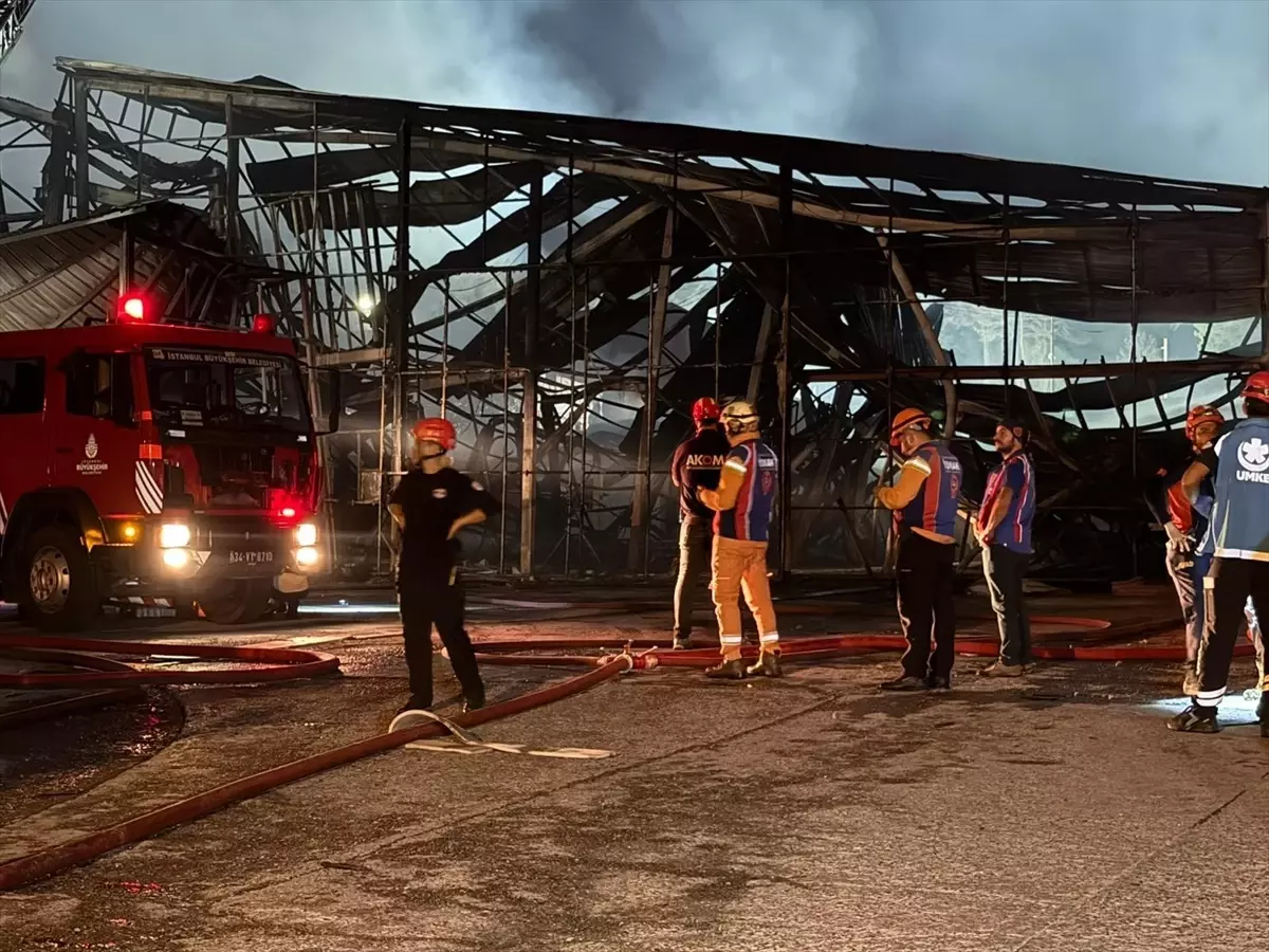 Çekmeköy'de Sünger Fabrikasında Yangın Çıktı