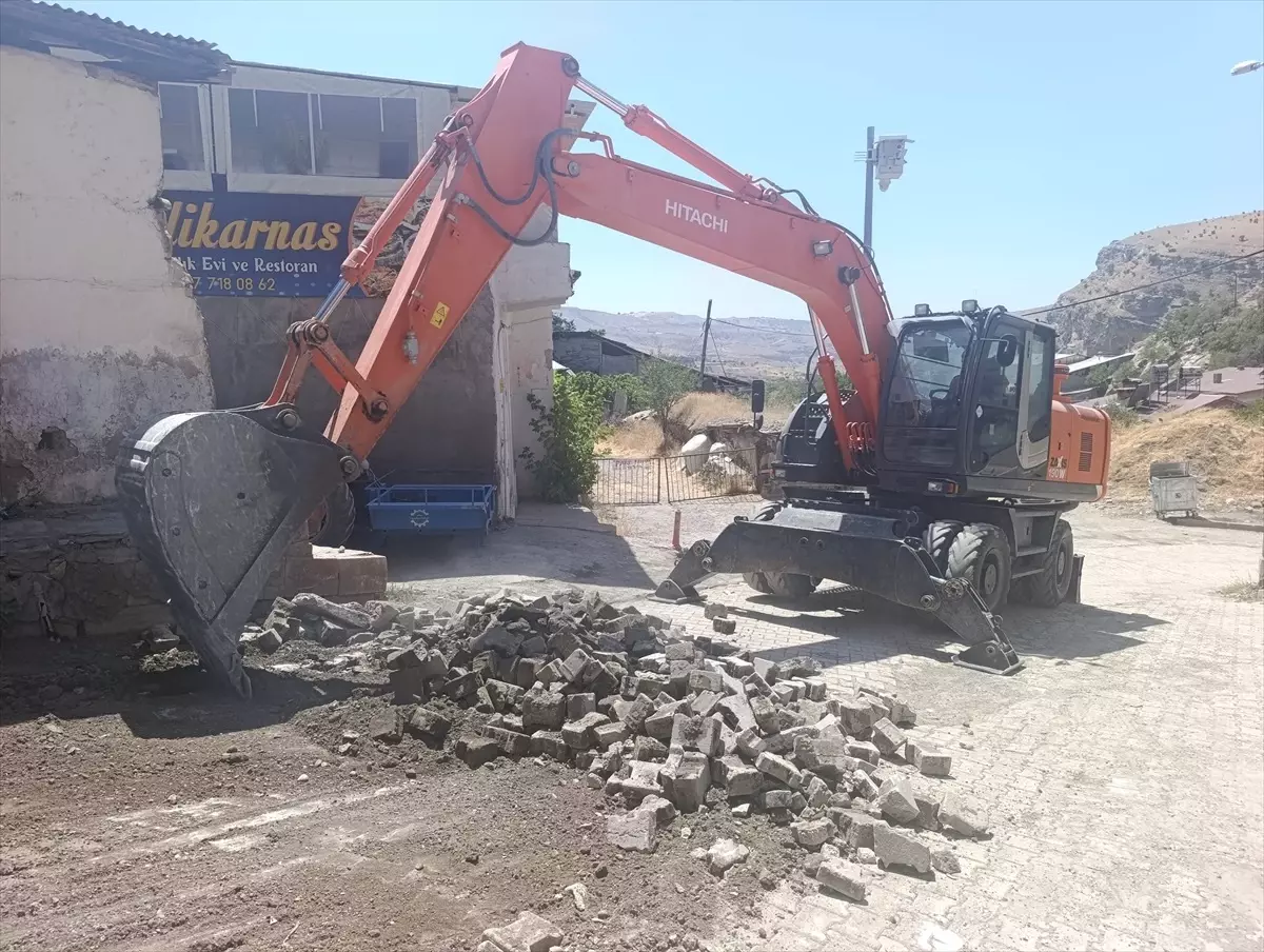 Çemişgezek'te Mahalle Yolları Onarılıyor