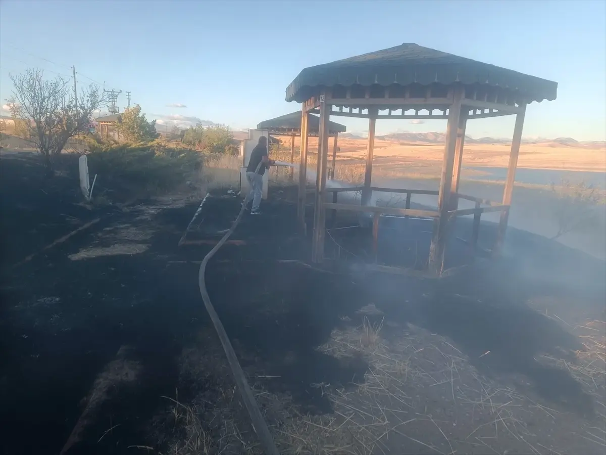 Çemişgezek'te örtü yangını söndürüldü