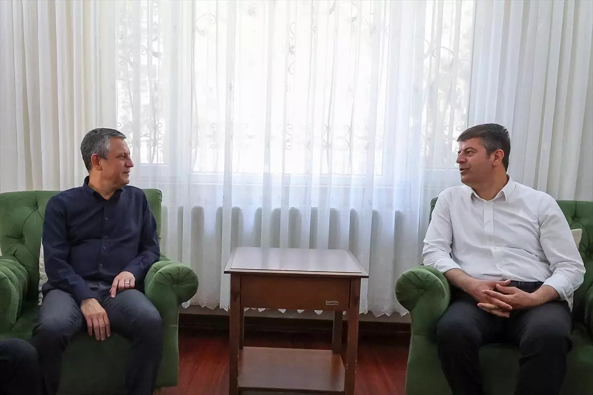 CHP Genel Başkanı Özgür Özel, Hakkında Adli Kontrol Kararı Verilen Abdurrahman Tutdere'yi Ziyaret Etti
