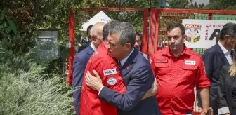 CHP Genel Başkanı Özel, AKUT'a taziye ziyaretinde bulundu