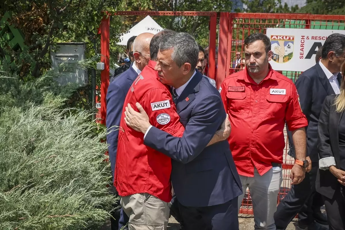 CHP Genel Başkanı Özel, AKUT'a taziye ziyaretinde bulundu