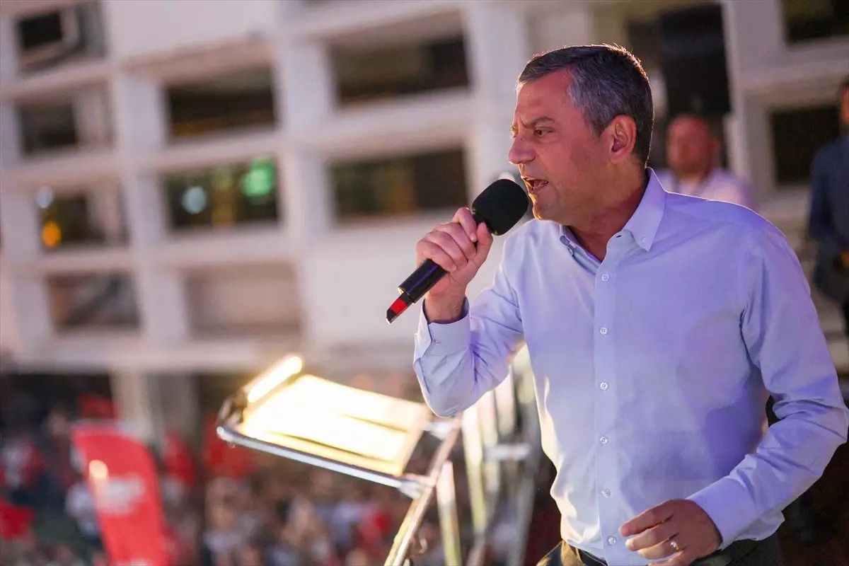 CHP Lideri Özgür Özel, Tutuklu Başkan Böcek İçin Miting Düzenledi