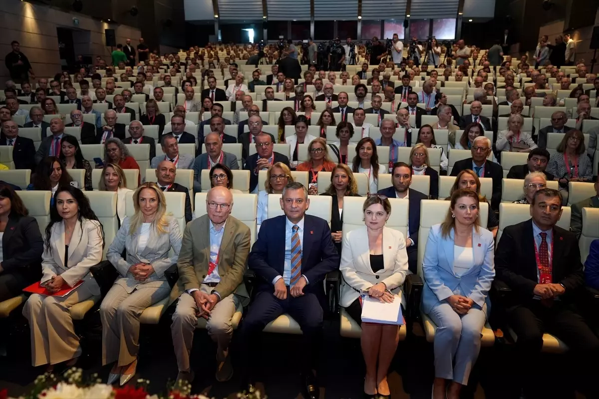 Özgür Özel: CHP Geleceğe Hazırlanıyor