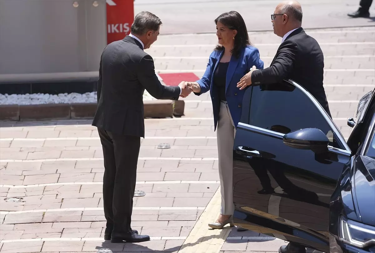 Özgür Özel, DEM Parti Heyetini Kabul Etti