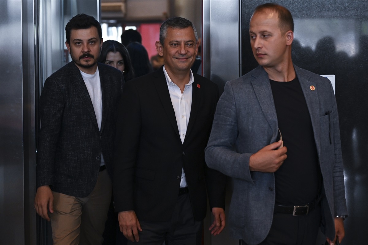 Özgür Özel: Kayyum Atanırsa 6 Gün Dayanır