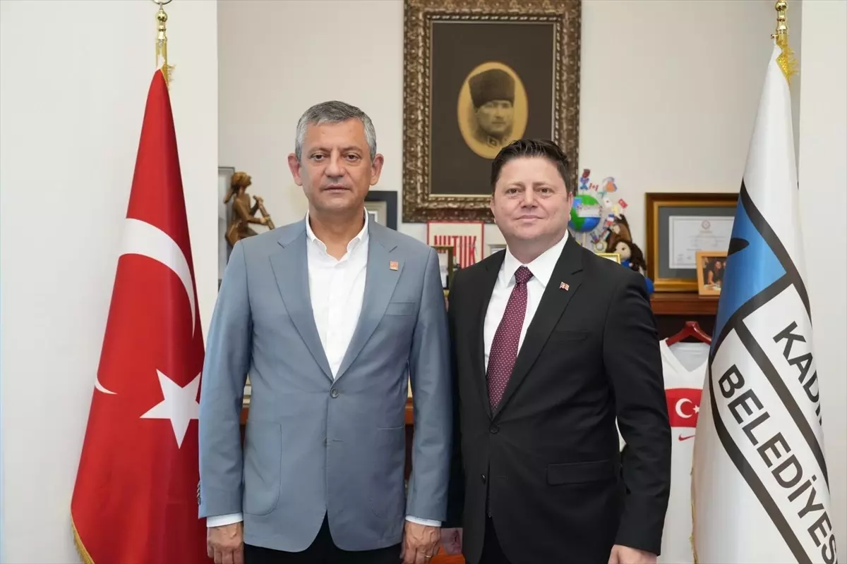 Özgür Özel Kadıköy Belediyesi'ni Ziyaret Etti
