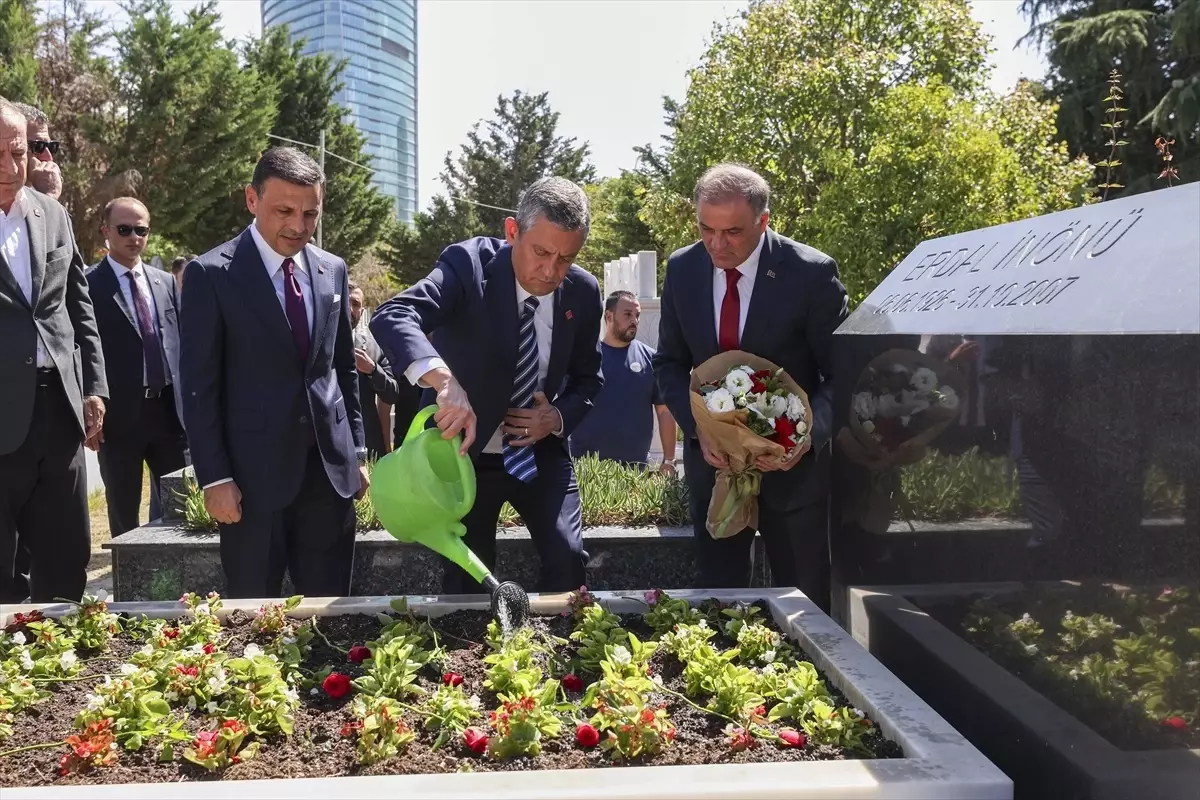 Özgür Özel, CHP'nin Kuruluş Yıldönümünde Mezarlık Ziyareti Gerçekleştirdi