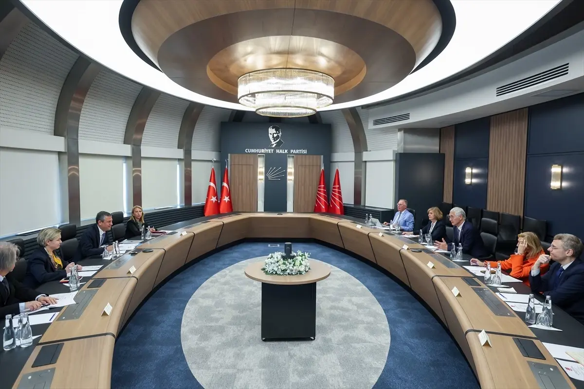 CHP Genel Başkanı Özgür Özel, Fransız Senatörleri Ağırladı