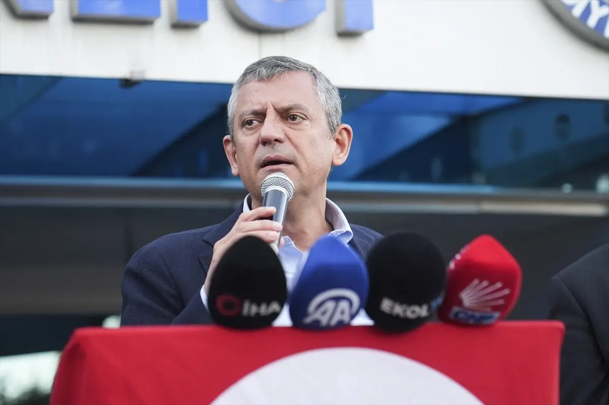 CHP Genel Başkanı Özel, İstanbul'daki üç ilçede partililere seslendi Açıklaması
