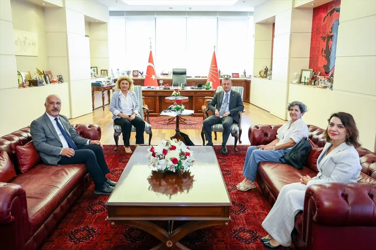 CHP Genel Başkanı Özgür Özel, KESK ve Eğitim-Sen Temsilcilerini Kabul Etti