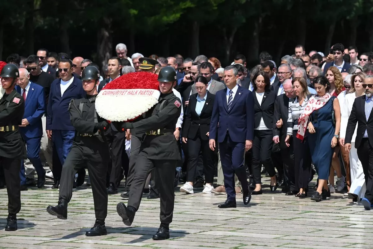 CHP Genel Başkanı Özel, Lozan Barış Antlaşması'nın 102. yılı dolayısıyla Anıtkabir'i ziyaret etti