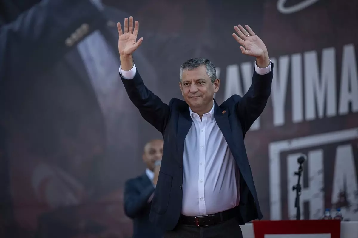 Özgür Özel'den CHP ve Demokrasi Savunusu