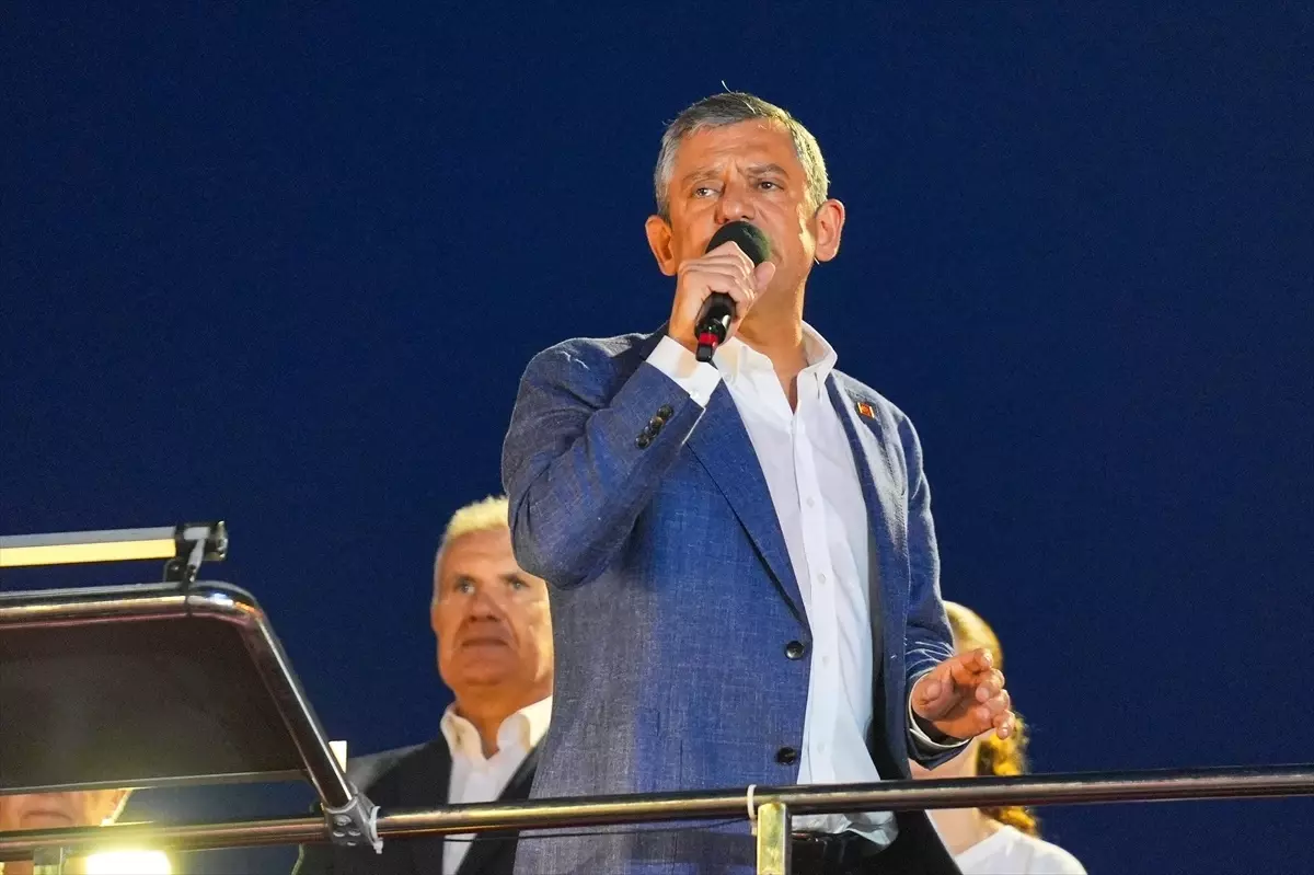 CHP Genel Başkanı Özgür Özel, Avcılar'da Miting Düzenledi