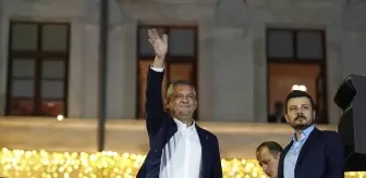 CHP Genel Başkanı Özgür Özel, Beyoğlu'nda Miting Düzenledi