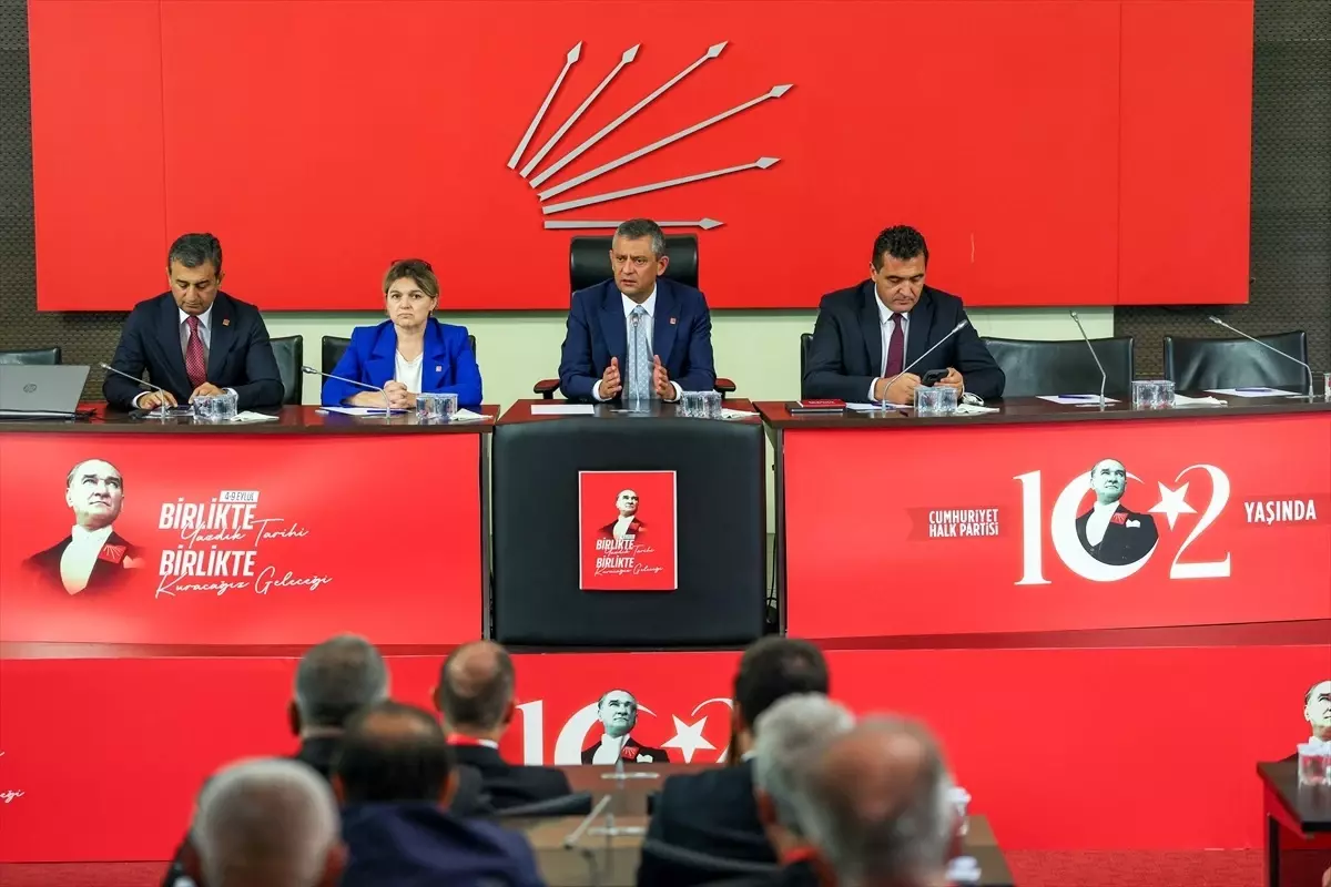CHP Genel Başkanı Özel, partisinin il başkanlarıyla bir araya geldi