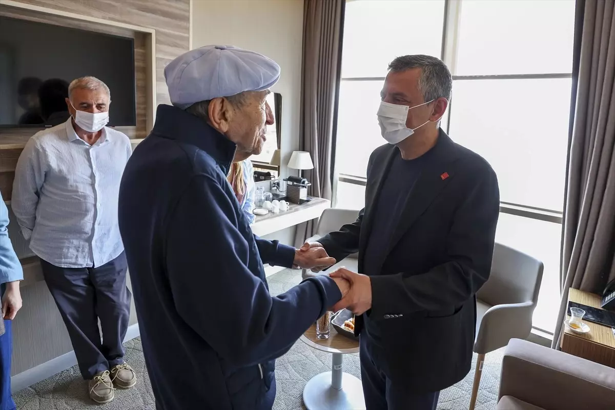 Özgür Özel, Babalar Günü'nde Önceki Genel Başkanları Unutmadı
