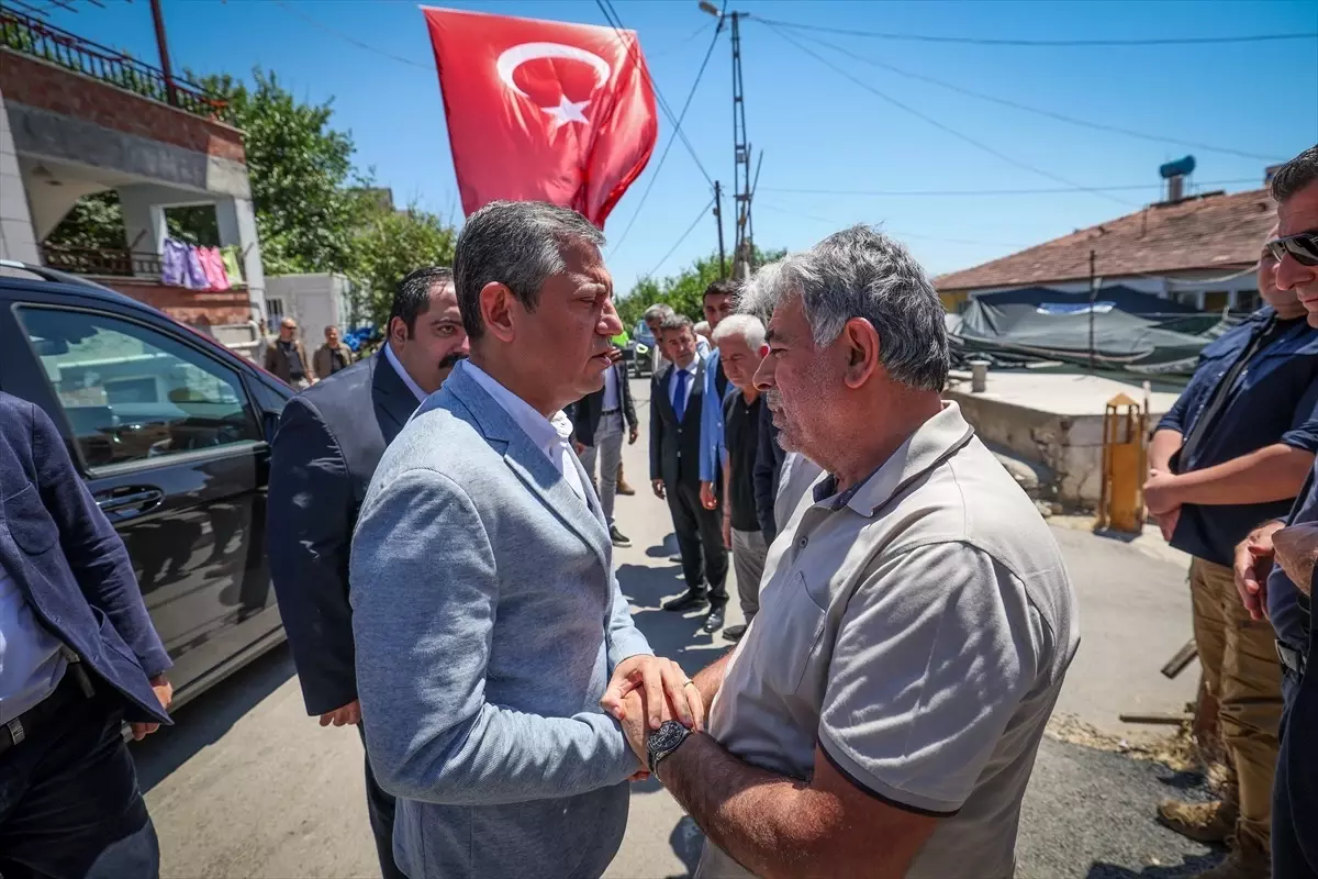 CHP Genel Başkanı Özgür Özel, Şehit Teğmen Furkan Sert'in Ailesine Taziye Ziyaretinde Bulundu