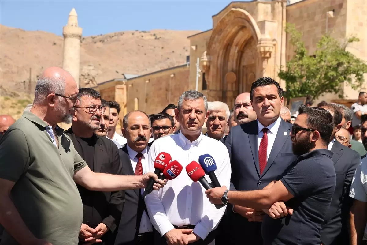 CHP Genel Başkanı Özgür Özel, TBMM'yi Olağanüstü Toplantıya Çağırdı