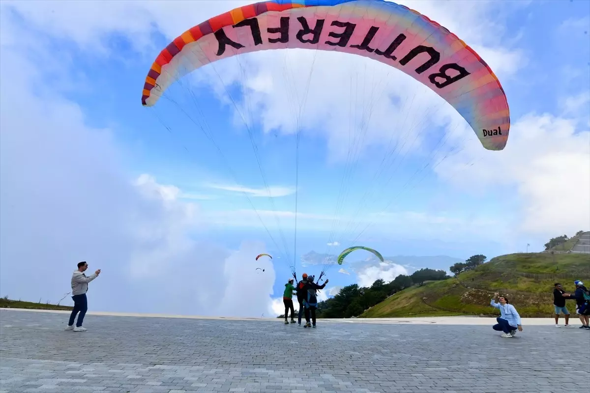 Fethiye'de Yamaç Paraşütü Uçuşu ile Turizm Tanıtımı