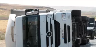 Cizre'de Tır Devrildi: Sürücü Yaralandı