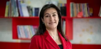 Çocukların 'şair anne'si dezavantajlı bölgelerdeki öğrencilere masal okuyor