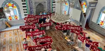 ÇOMÜ'den Gençlere Türk Bayrağı Hediyesi