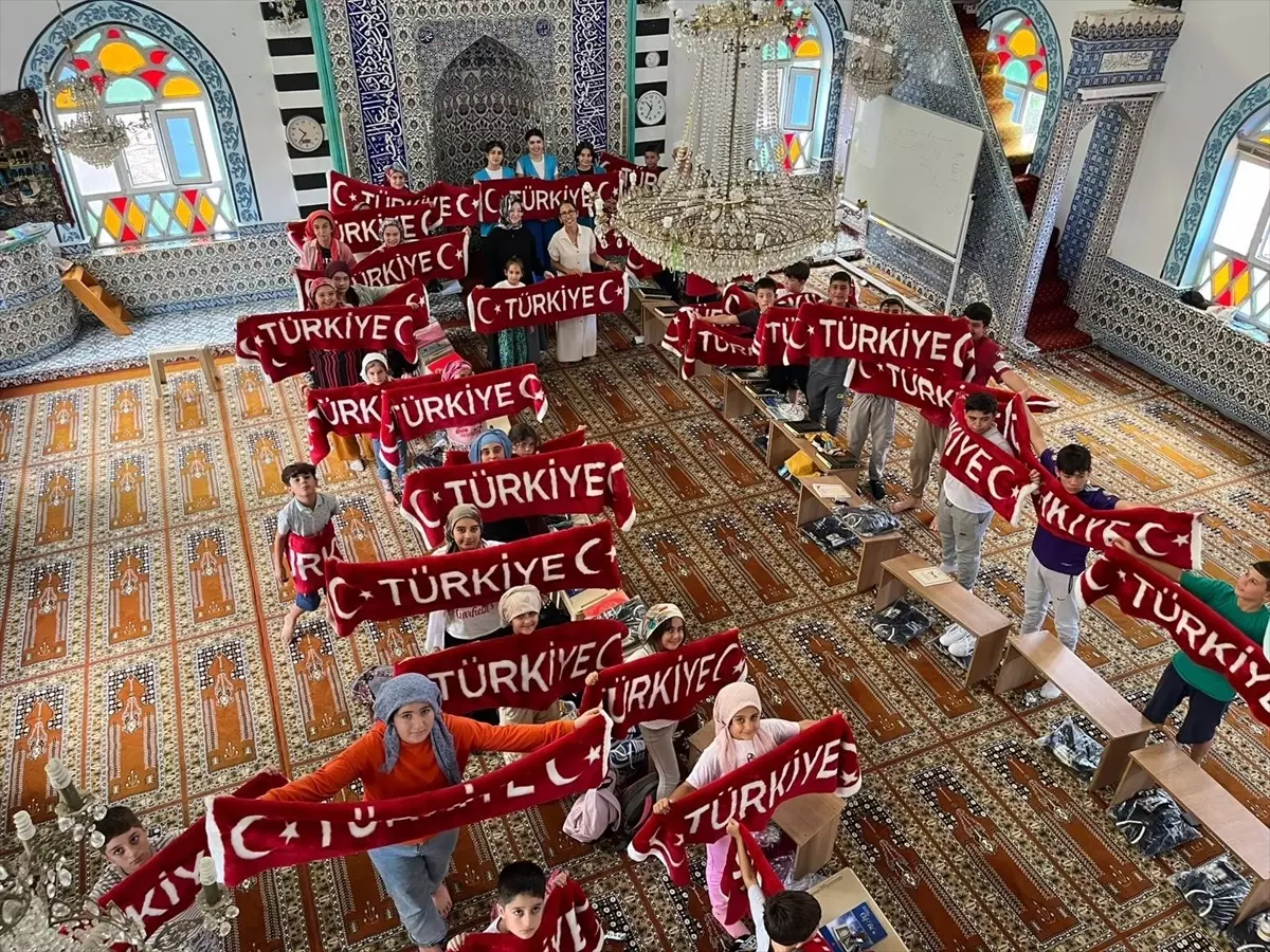 ÇOMÜ'den Gençlere Türk Bayrağı Hediyesi