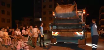 Çöpçü Uğur Emre, Mahalle Çocuklarına Neşe Katıyor