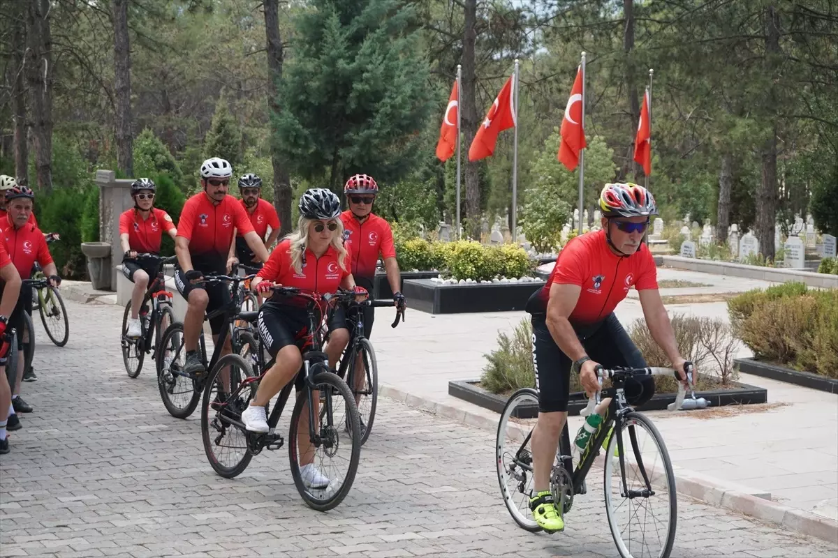 Çorum'da bisikletseverler Şehitler Yolu Vefa Turu'nda Aybüke öğretmeni kabri başında andı