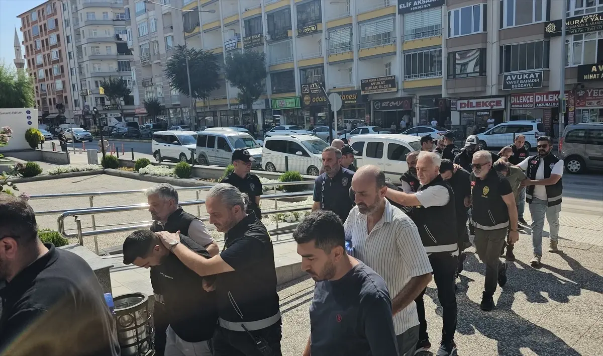 Çorum'da Çalıntı Araçlarla Dolandırıcılık Operasyonu: 9 Gözaltı