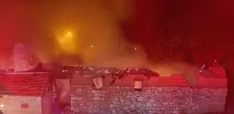Çorum'da Yangın: Ahır ve Depo Kullanılamaz Hale Geldi