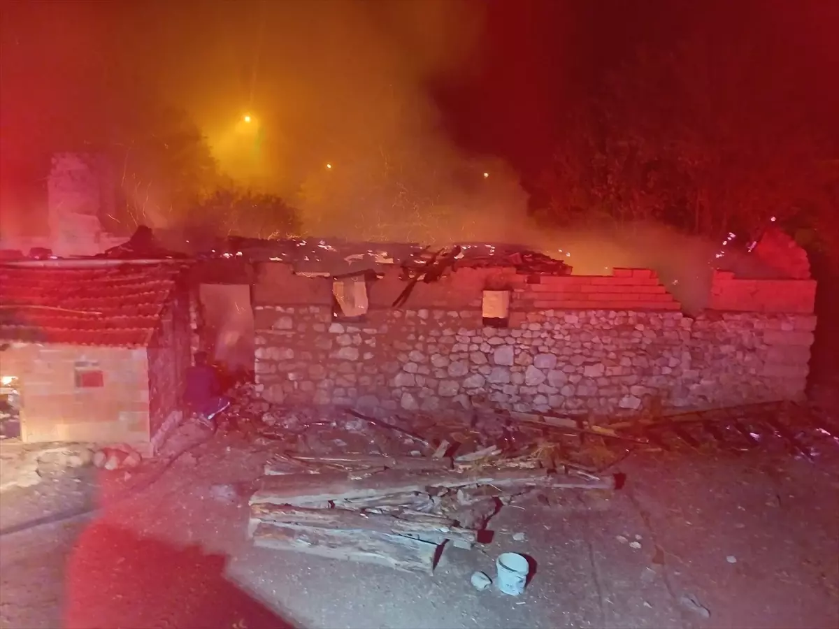 Çorum'da Yangın: Ahır ve Depo Kullanılamaz Hale Geldi
