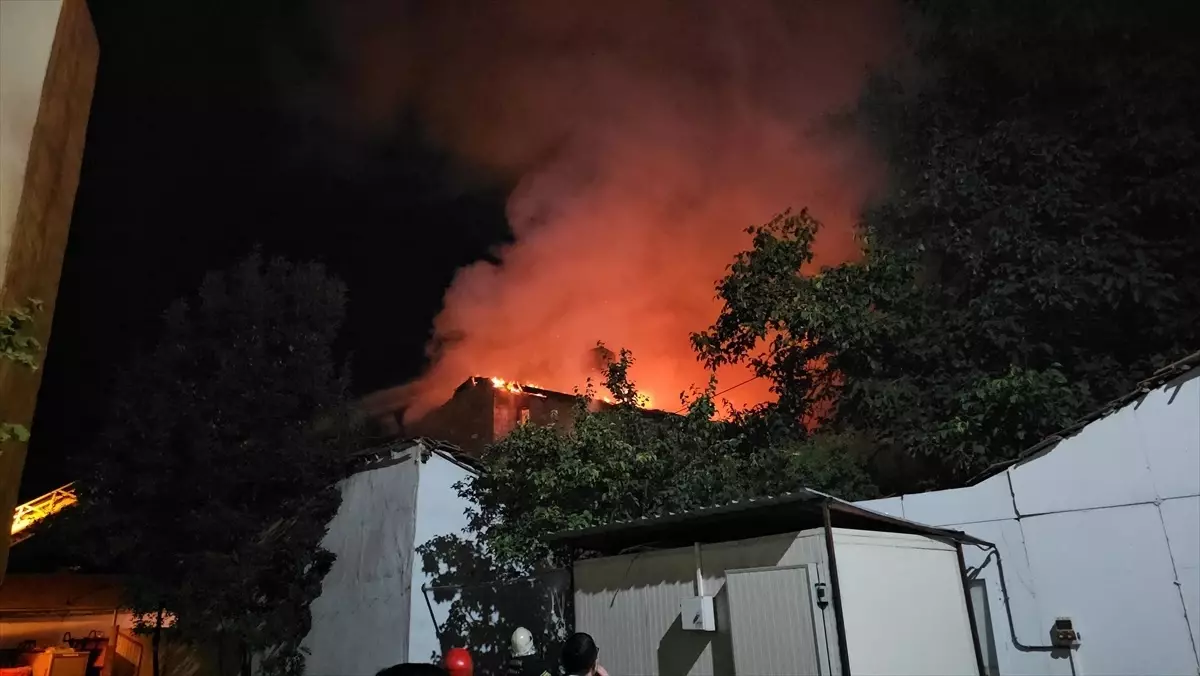 Çorum'da İki Katlı Evde Yangın: Karı Koca Hastaneye Kaldırıldı