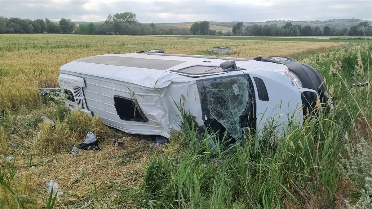 Düğünden Dönüşte Minibüs Devrildi: 15 Yaralı