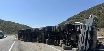 Çorum'da Devrilen Tırın Sürücüsü Yaralandı