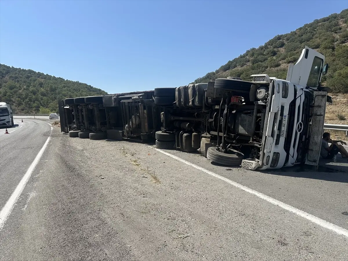 Çorum'da Devrilen Tırın Sürücüsü Yaralandı