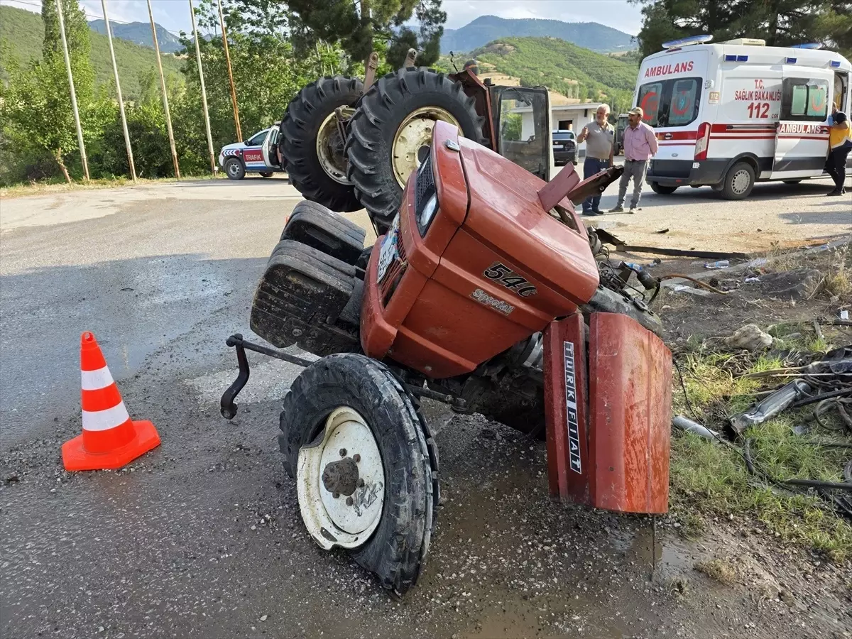 Çorum'da Hafif Ticari Araç ile Traktör Çarpıştı: 5 Yaralı