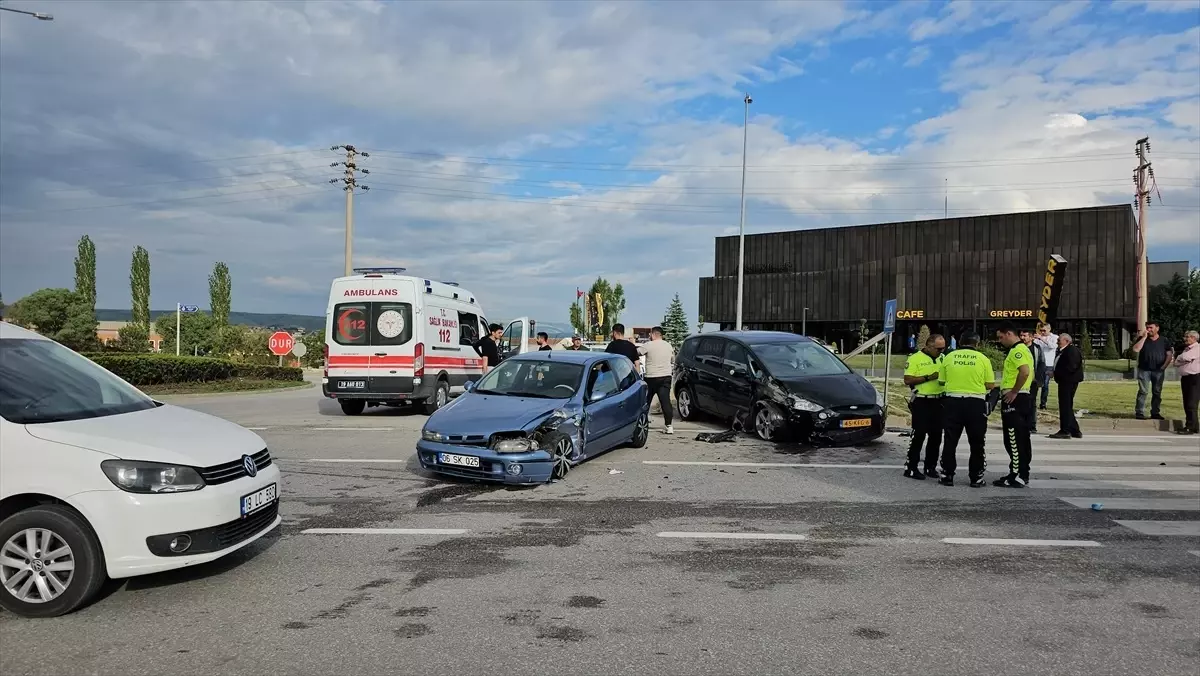 Çorum'da Trafik Kazası: 3 Yaralı