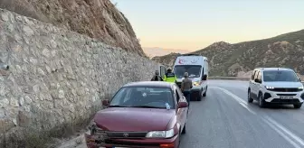 Laçin'de İstinat Duvarına Çarpan Otomobilin Sürücüsü Yaralandı