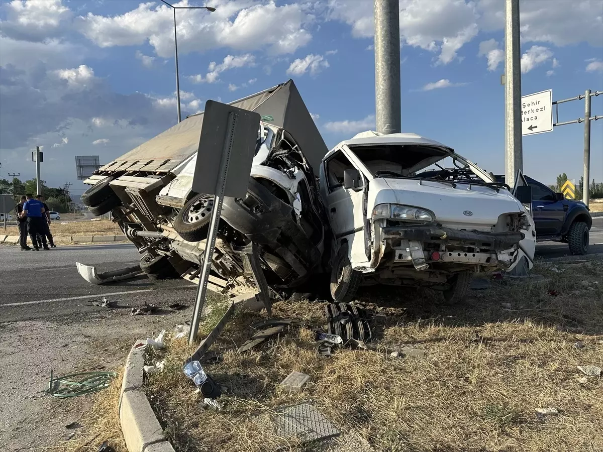 Çorum'da Kamyonet ile Minibüs Çarpıştı: 5 Yaralı